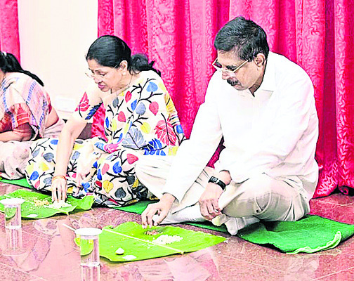 సామూహికంగా మహా ప్రసాదం సేవించిన గవర్నర్‌ దంపతులు1