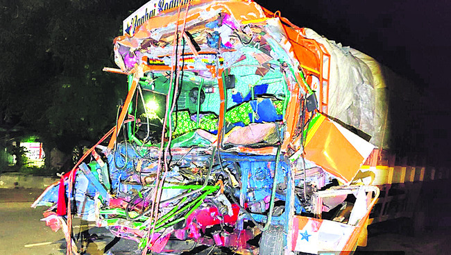 ఆగి ఉన్న లారీని ఢీకొన్న మరో లారీ1