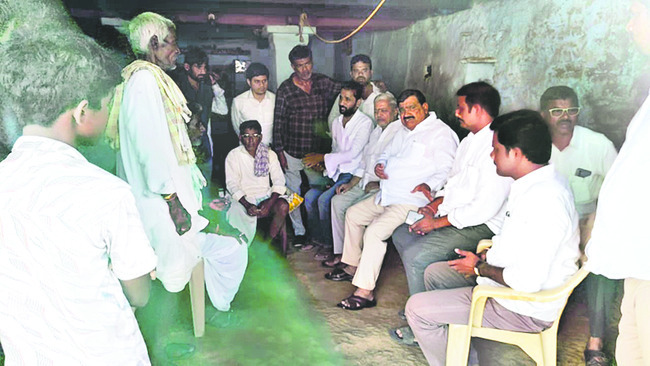 అధైర్యపడొద్దు  అండగా ఉంటాం 
3