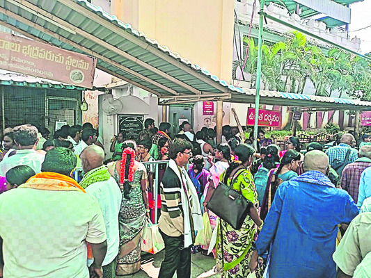 రత్నగిరిపై భక్తుల రద్దీ1