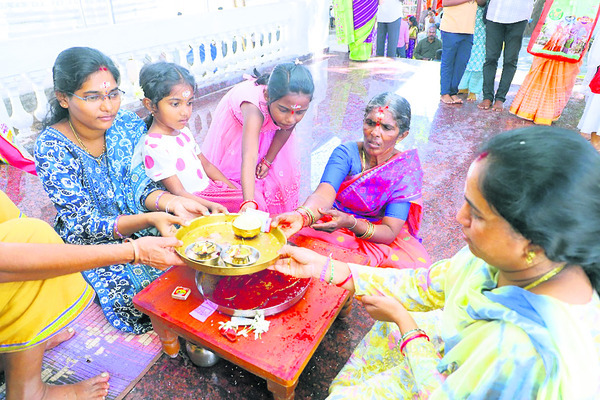 ఎకై ్సజ్ స్టేషన్ ఎదుట యువకుడి ఆత్మహత్యాత్నం 4