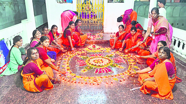 ఎకై ్సజ్ స్టేషన్ ఎదుట యువకుడి ఆత్మహత్యాత్నం 3