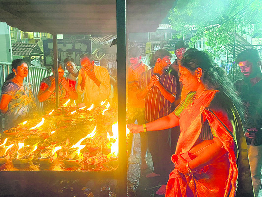 ఎకై ్సజ్ స్టేషన్ ఎదుట యువకుడి ఆత్మహత్యాత్నం 2