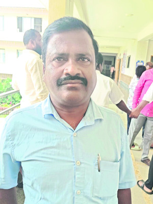 కలెక్టరేట్కు తిరుగుతున్నాం..
1