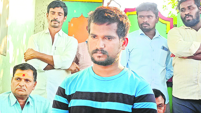 పంట నష్టపోయి యువ రైతు ఆత్మహత్యాయత్నం 1