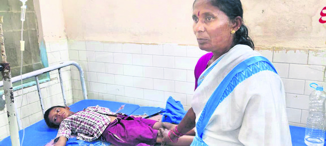 విద్యార్థులకు అస్వస్థత.. జిల్లా ఆస్పత్రిలో చికిత్స 4