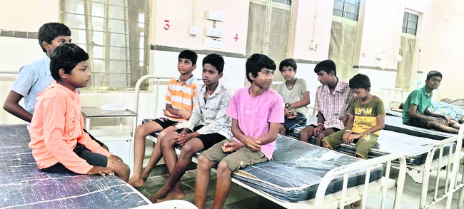 విద్యార్థులకు అస్వస్థత.. జిల్లా ఆస్పత్రిలో చికిత్స 2