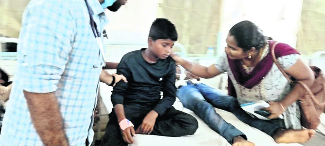 విద్యార్థులకు అస్వస్థత.. జిల్లా ఆస్పత్రిలో చికిత్స 5