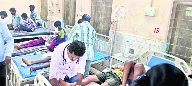 విద్యార్థులకు అస్వస్థత.. జిల్లా ఆస్పత్రిలో చికిత్స 1