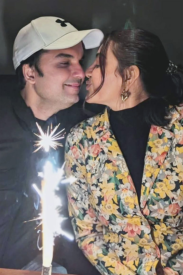 Actress Kajal Aggarwal celebrates five years of marriage with Gautam Kitchlu Photos19