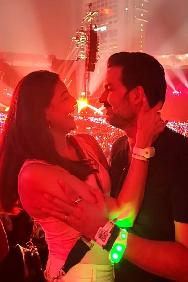 Actress Kajal Aggarwal celebrates five years of marriage with Gautam Kitchlu Photos25