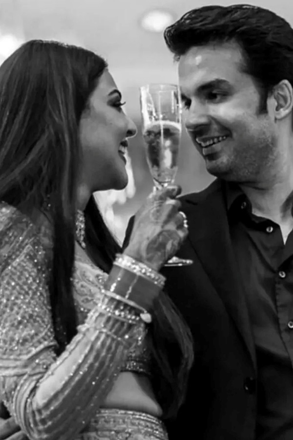 Actress Kajal Aggarwal celebrates five years of marriage with Gautam Kitchlu Photos32