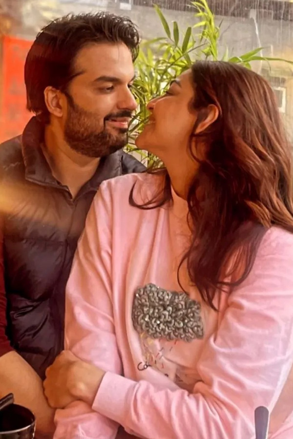 Actress Kajal Aggarwal celebrates five years of marriage with Gautam Kitchlu Photos36