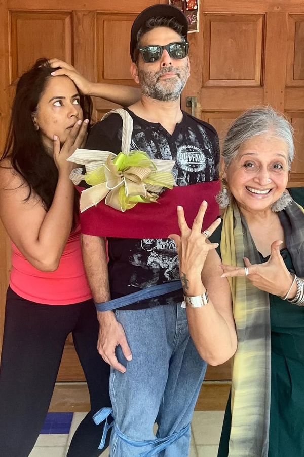 Actress Sameera Reddy Stuns IN VIntage Glamour On Her Husband BirthDay Photos12