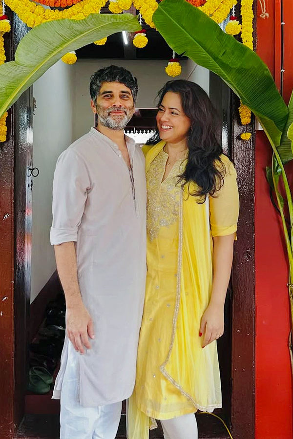 Actress Sameera Reddy Stuns IN VIntage Glamour On Her Husband BirthDay Photos2