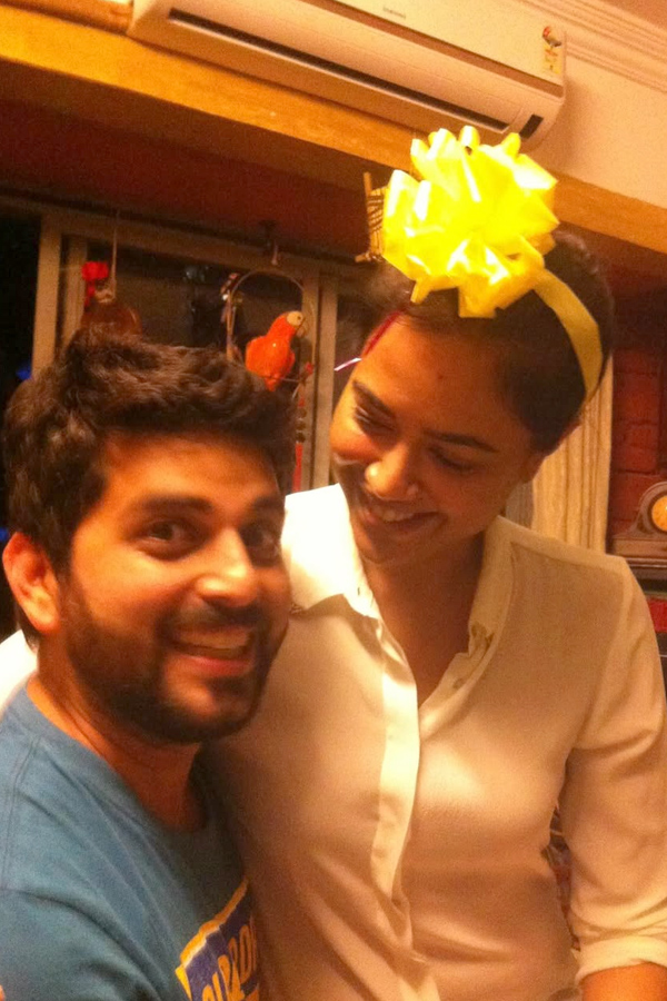 Actress Sameera Reddy Stuns IN VIntage Glamour On Her Husband BirthDay Photos6