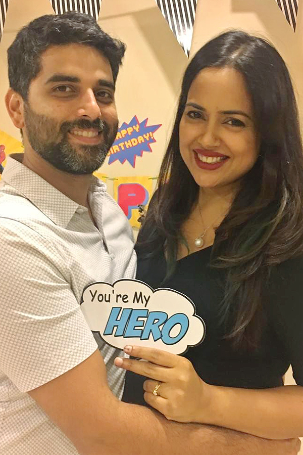 Actress Sameera Reddy Stuns IN VIntage Glamour On Her Husband BirthDay Photos8