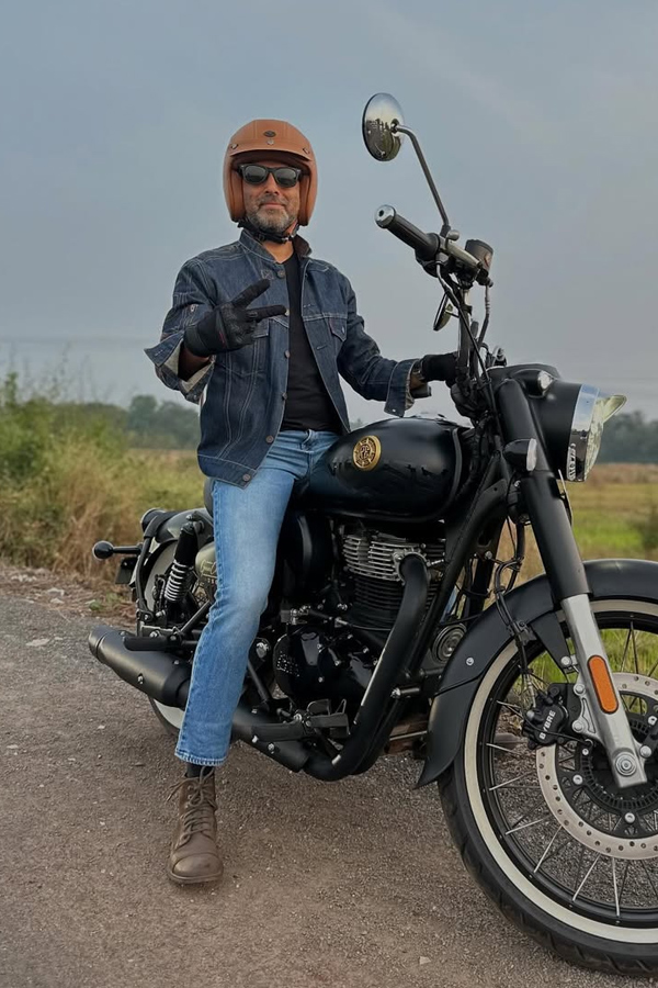 Actress Sameera Reddy Stuns IN VIntage Glamour On Her Husband BirthDay Photos9