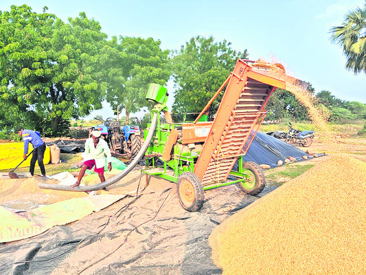 ధాన్యం తూర్పారకు రైతుల అవస్థలు1