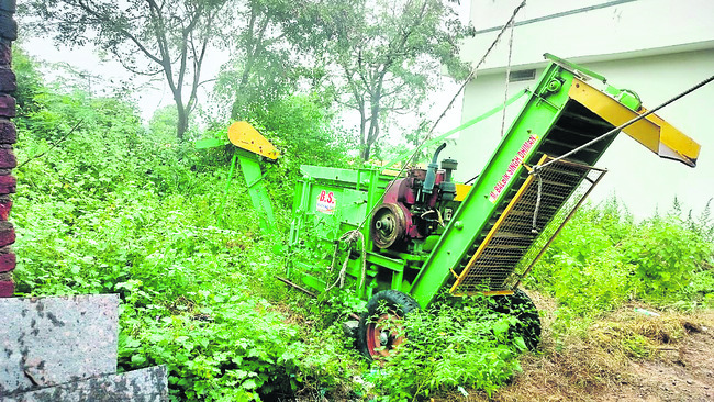 ధాన్యం తూర్పారకు రైతుల అవస్థలు2