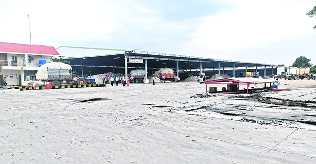 పత్తి రైతుల కష్టం.. దళారుల భోజ్యం1