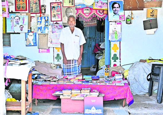 ఆయన ఇంట్లో రెండు వేల పుస్తకాలు2