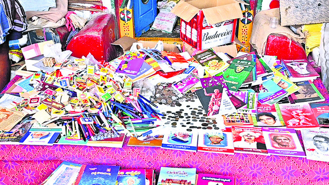 ఆయన ఇంట్లో రెండు వేల పుస్తకాలు1