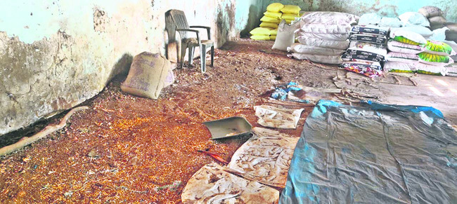 శిథిలావస్థలో జీసీసీ గోదాములు 1