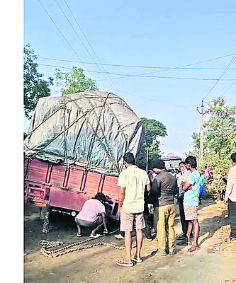 ● నాలుగు గంటల పాటు స్తంభించిన  రాకపోకలు ● క్రేన్‌తో తొల1