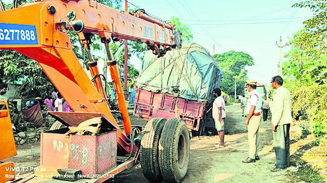 ● నాలుగు గంటల పాటు స్తంభించిన  రాకపోకలు ● క్రేన్‌తో తొల2