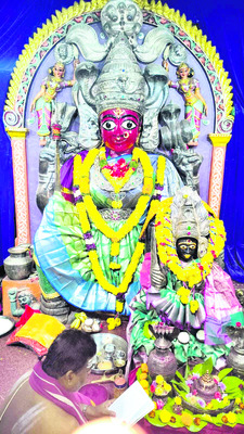 ప్రత్యేక అలంకరణలో  క్షీరారామలింగేశ్వరస్వామి 
2