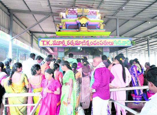 ప్రత్యేక అలంకరణలో  క్షీరారామలింగేశ్వరస్వామి 
1