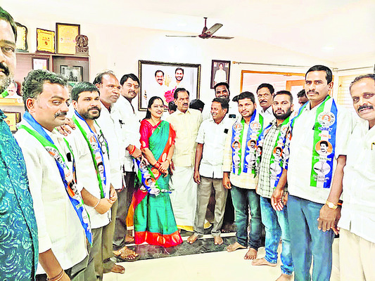 టీడీపీ నేతలు వైఎస్సార్‌సీపీలో చేరిక 1