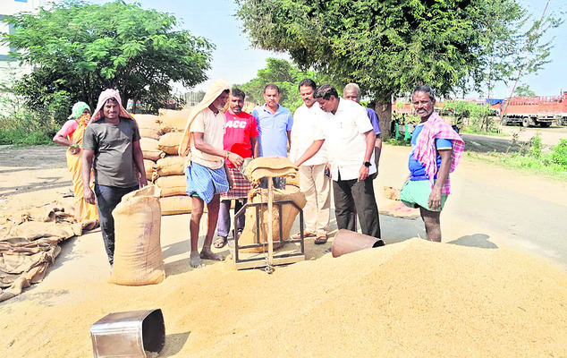 పోలీస్‌స్టేషన్‌ స్థలాన్ని పరిశీలించిన ఐజీ 
1