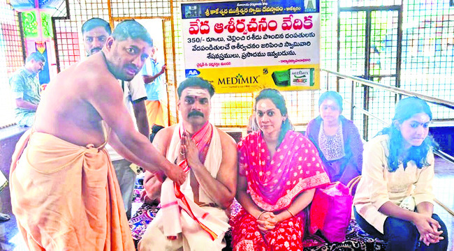 కాళేశ్వరాలయంలో పూజలు1