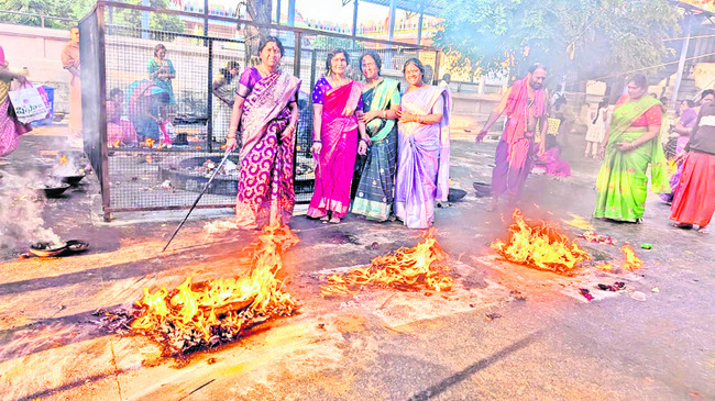 పోటెత్తిన భక్తజనం 1