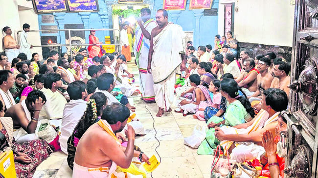 పోటెత్తిన భక్తజనం 2