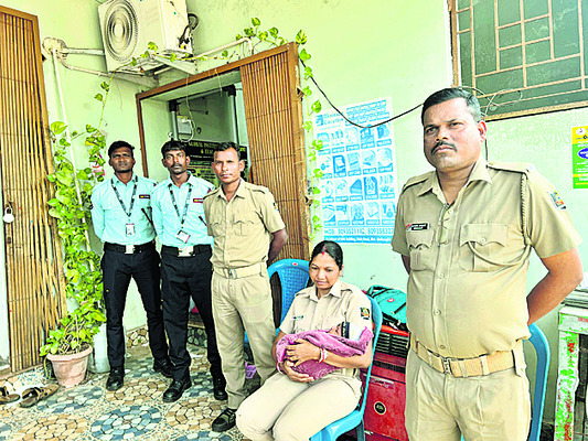 మానవత్వం చూపిన మహిళా కానిస్టేబుల్‌1