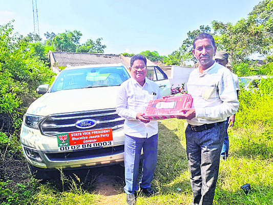 బురదలో చిక్కుకున్న  గున్న ఏనుగు 2