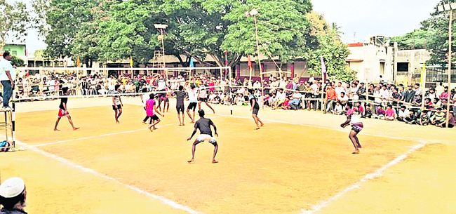 కిక్కిరిసిన కాణిపాకం 
1