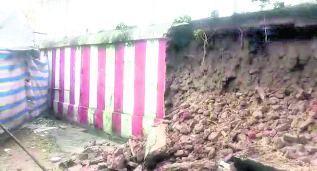 క్షీరారామం.. ప్రహరీ శిథిలం 1