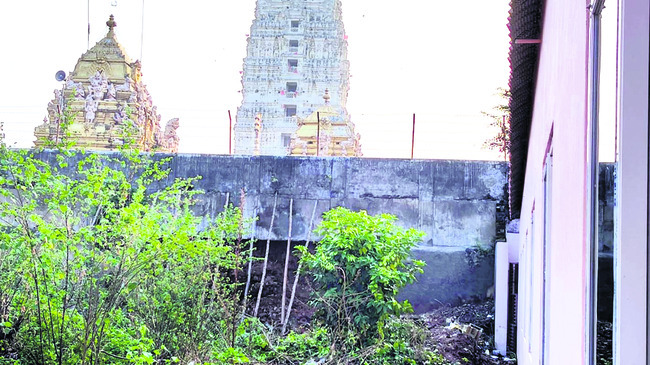 క్షీరారామం.. ప్రహరీ శిథిలం 2