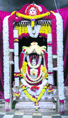 ప్రత్యేక అలంకరణలో  క్షీరారామలింగేశ్వరస్వామి 
3