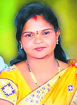 బస్సును వెనుక నుంచి ఢీకొట్టి..2