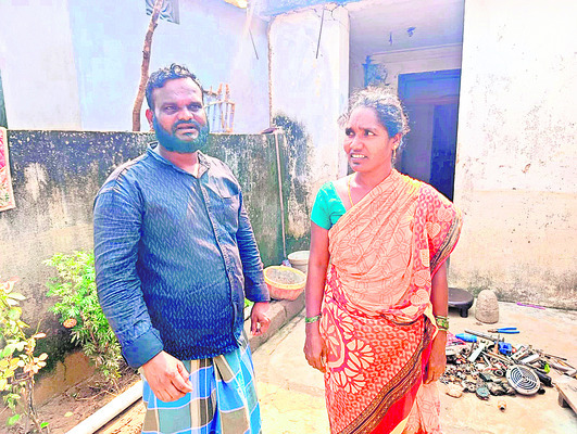 ఇల్లు కూలిపోయింది 
2