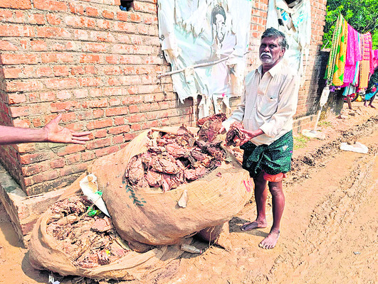 ఇల్లు కూలిపోయింది 
3