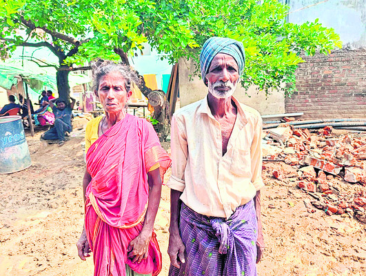 ఇల్లు కూలిపోయింది 
4