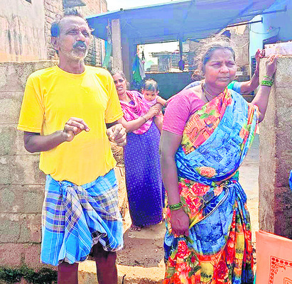 ఇల్లు కూలిపోయింది 
1