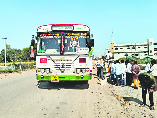 విరిగిన స్టీరింగ్‌ రాడ్డు.. తప్పిన ప్రమాదం 1