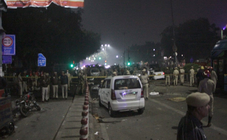 Delhi Car Blast LIVE: Delhi Blast Explosion in Car Near Red Fort Metro Station Photos12